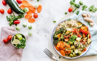 assiette remplie de légumes et quinoa